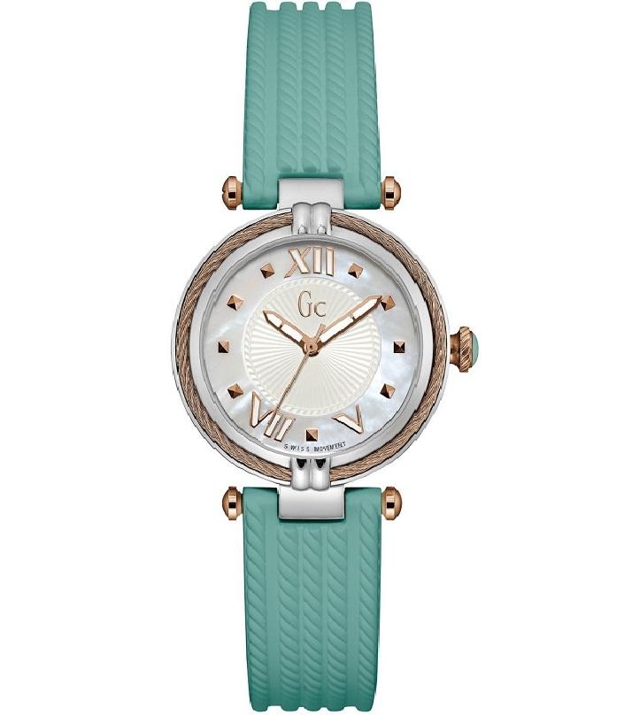 ساعة Guess Collection Cable Chic النسائية، بسوار سيليكون أخضر ومينا من عرق اللؤلؤ، تعمل بنظام كوارتز - Y18008L1