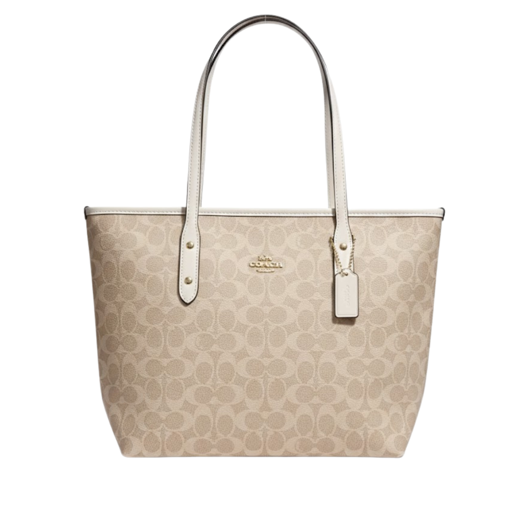 حقيبة كوتش سيجنتشر توت بيضاء فاتحة اللون، مصنوعة من قماش الكانفاس المميز وحواف جلدية - CCQ28